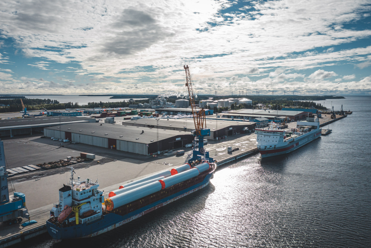 Bilden visar en översiktsbild av infrastrukturen på en hamn. Två fartyg ligger vid kajen.